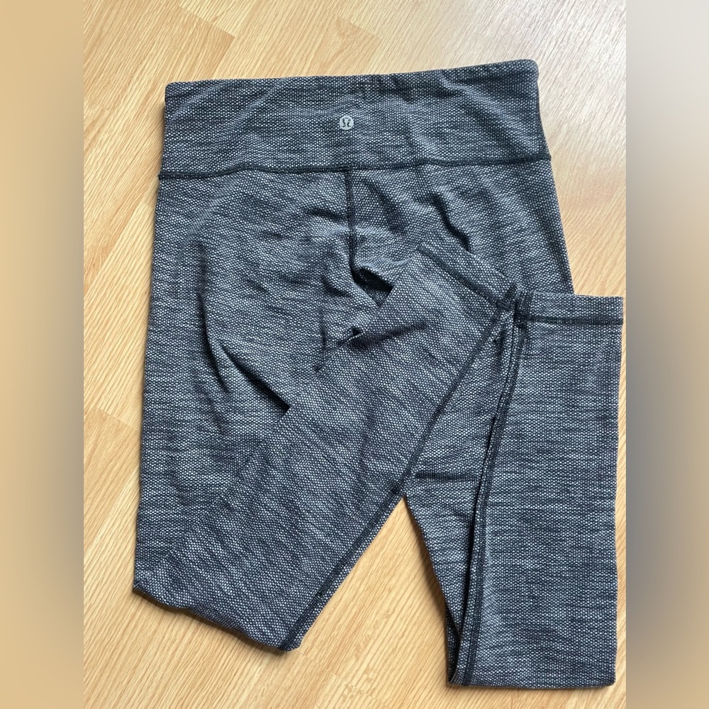 Lululemon leggings size 6 wunder under